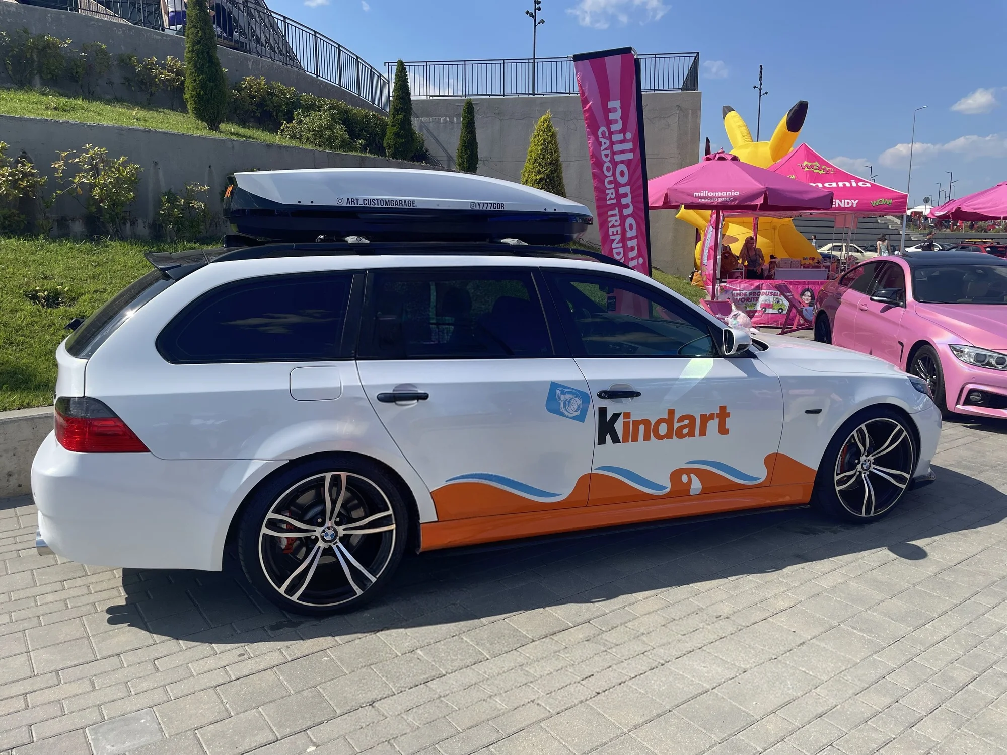 Kindart BMW 5-Series Estate with Roof Box - bmw, wagon, white, orange-wrap, kindart-livery, 5-series, touring