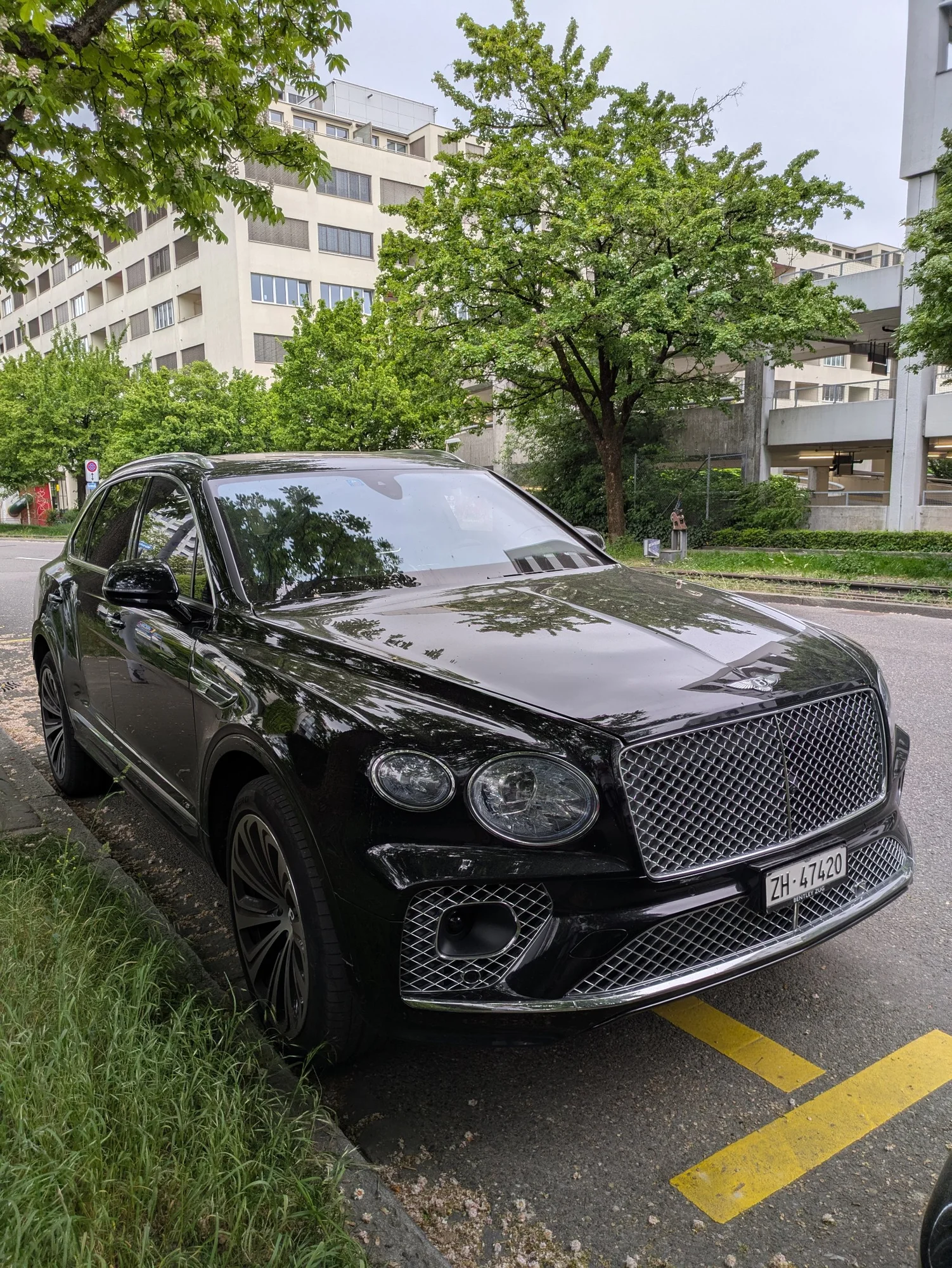 Bentley Bentayga in Urban Parking - bentley, bentayga, suv, luxury, black, luxury-suv